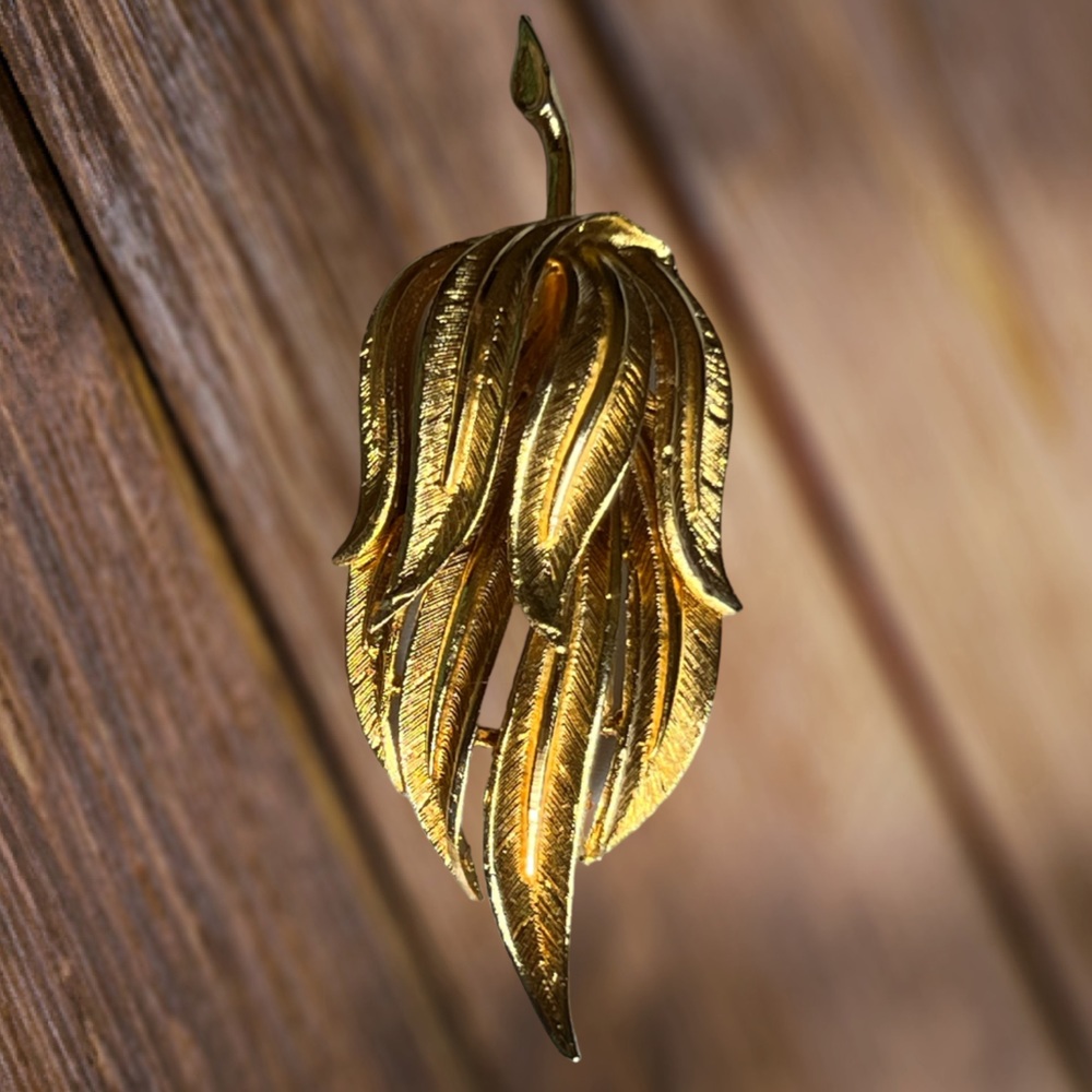 Vintage Coro Layered Flower Leaf Textured Gold Tone Brooch 3”x1” Signed EUC